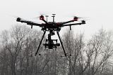 „Hollywoodský“ dron pomůže v huti s inspekcí zařízení, měřením objemu zásob surovin i lokalizací ohnisek případných požárů
