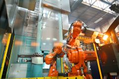 Foto_OSTROJ_Robotická kovací linka